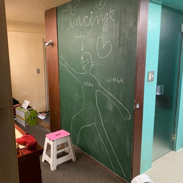 施工事例　玄関の壁一面をDIYで大きな黒板へ