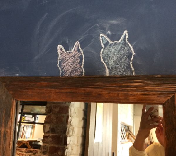 施工実績事例　【ミセガマエヤ様ショールーム】安全無害な黒板塗料で壁塗装（京都）