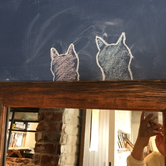 施工実績事例　【ミセガマエヤ様ショールーム】安全無害な黒板塗料で壁塗装（京都）